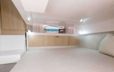 33 SAV, spacious cabin