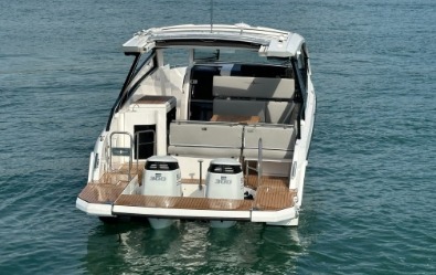 Bavaria VIDA 33, sun bed area