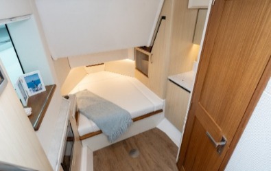 33 SAV, spacious cabin